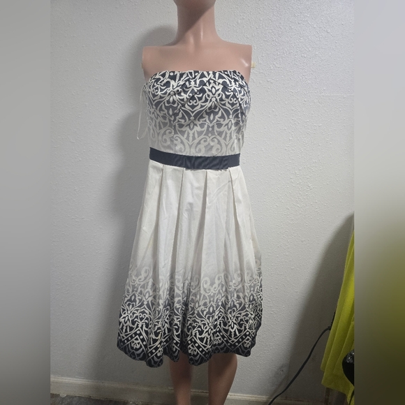 Elegant Strapless Black and White Dress - Picture 4 of 7